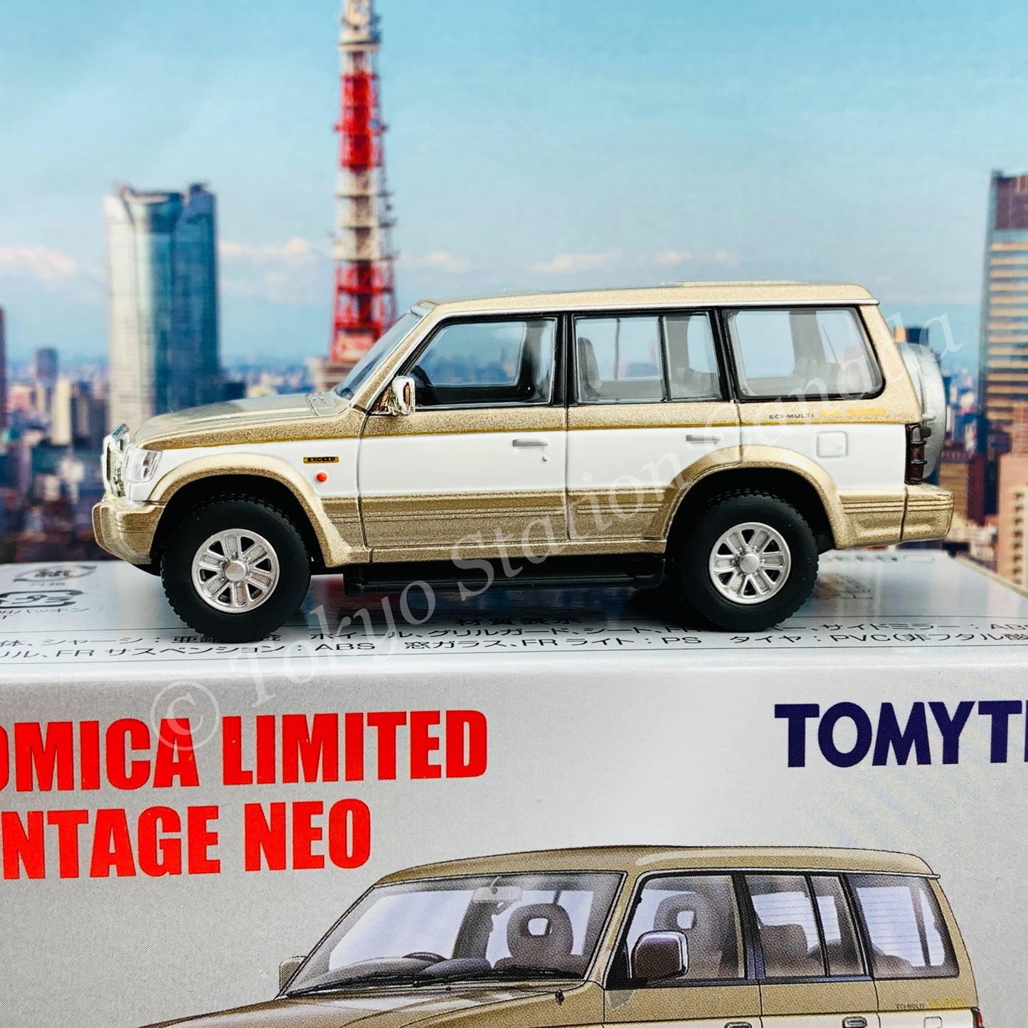 TOMYTEC TOMICA LIMITED VINTAGE NEO 1/64 Mitsubishi Pajero Super Exceed 1991 (Beige/White) LV-N189c
