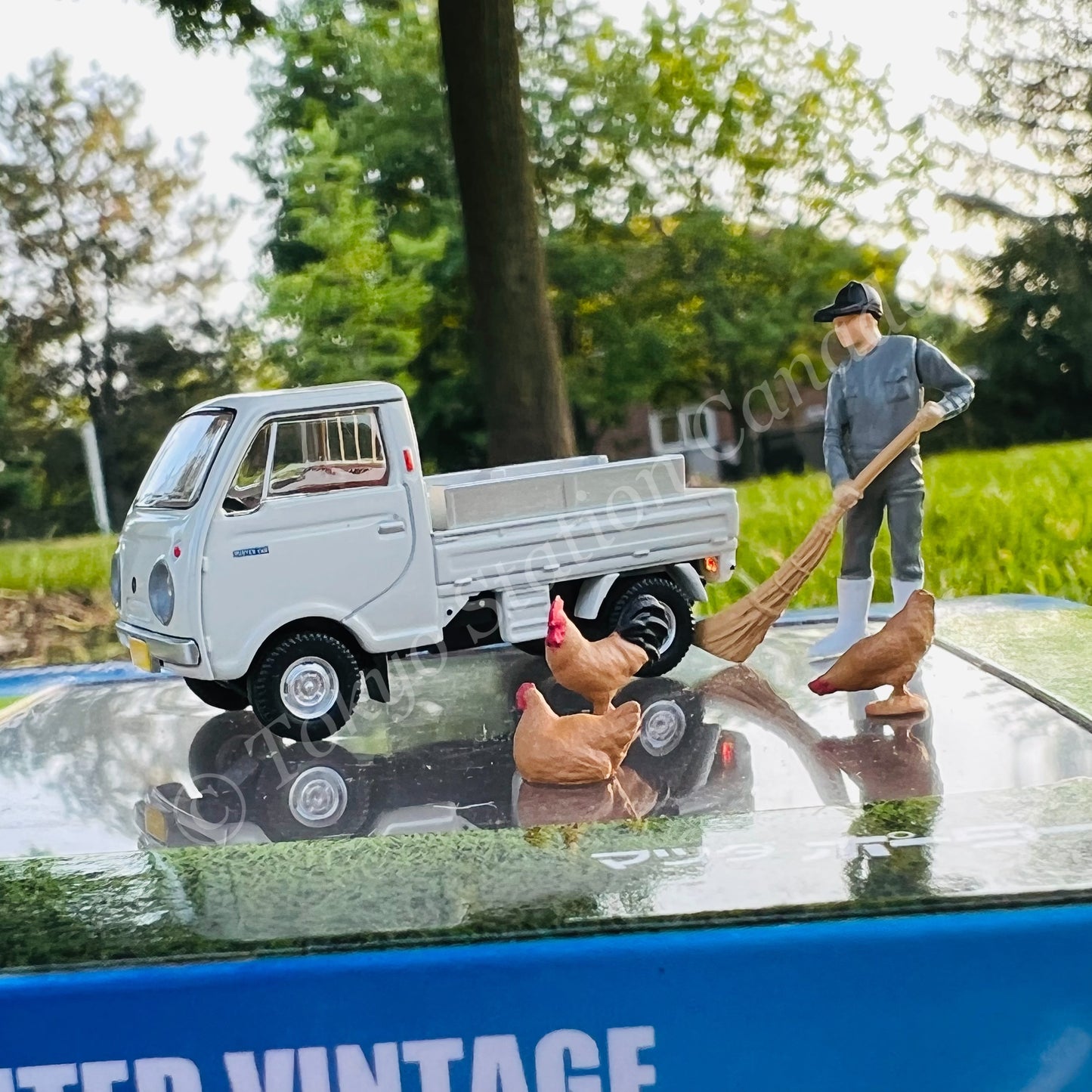 TOMYTEC Tomica Limited Vintage NEO 1/64 Mazda Porter Cab with three-way open (white) and figures LV-198b