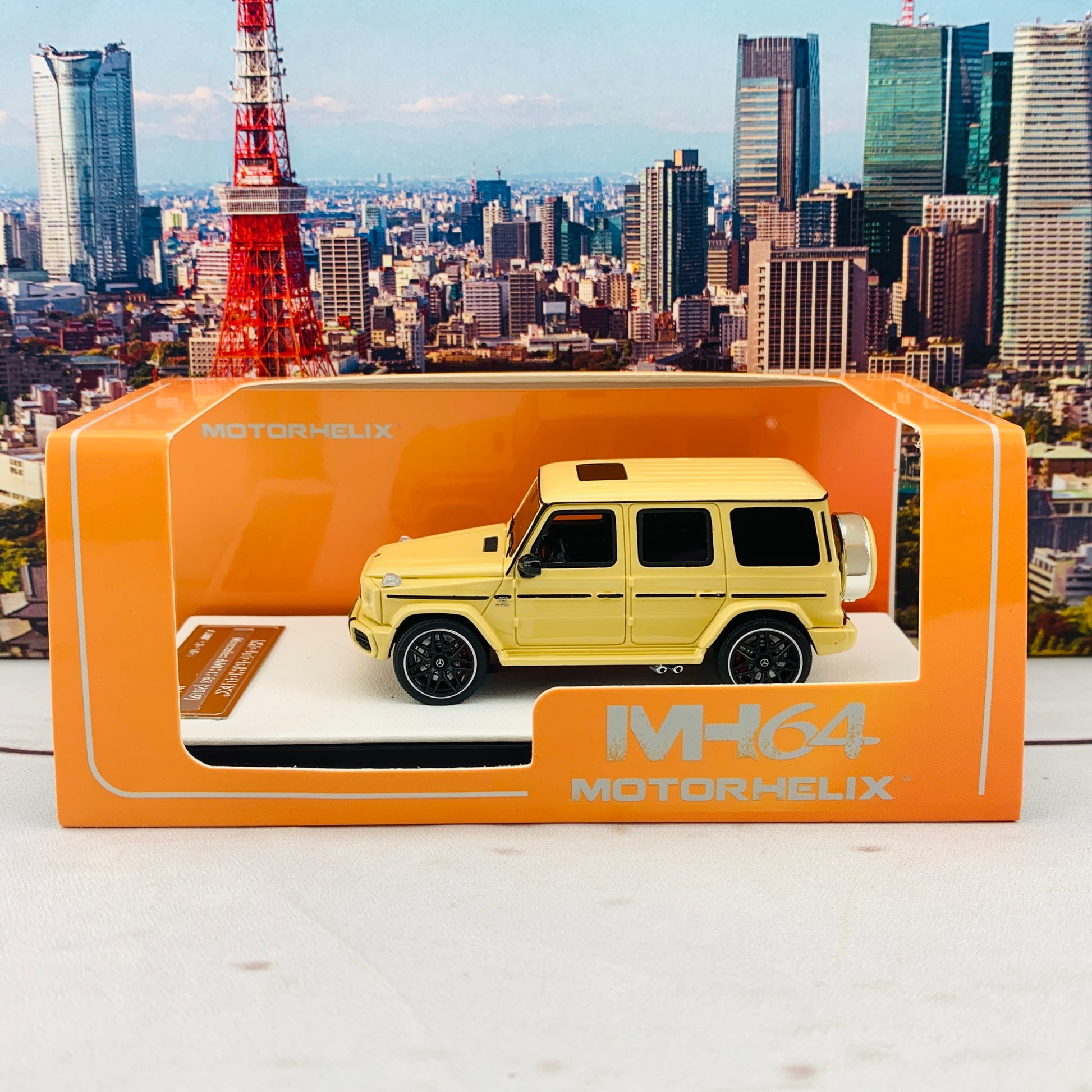 MOTORHELIX 1/64 Mercedes-AMG C63 BEIGE