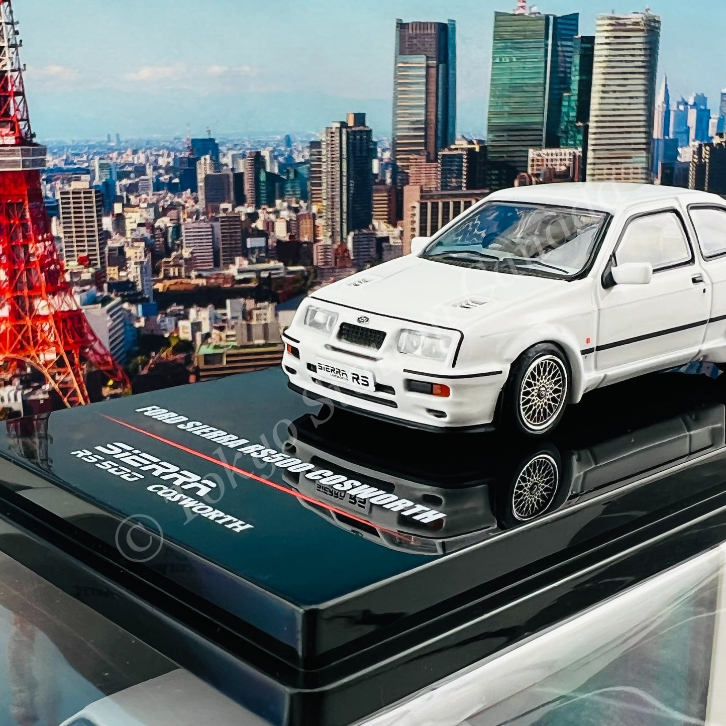 INNO64 1/64 FORD SIERRA RS500 COSWORTH 1986 Diamont White W/Extra Wheels IN64-RS500-DIWH