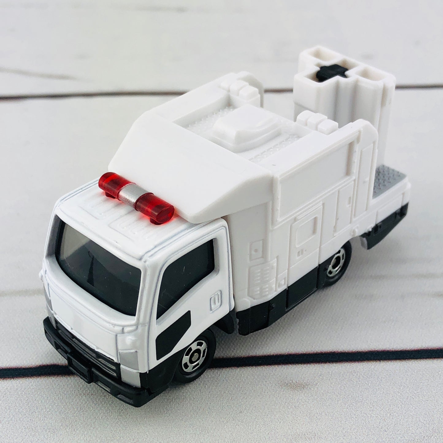 TOMICA 28 Isuzu Sign Car