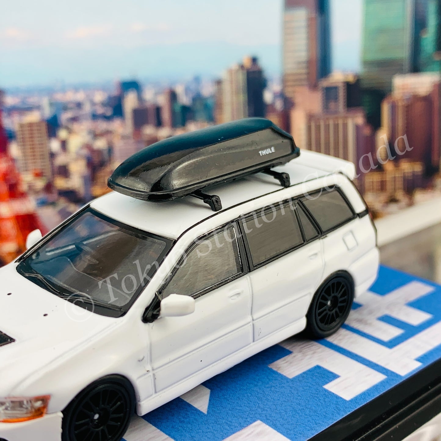 Tarmac Works 1/64 ROAD64 Mitsubishi Lancer Evolution Wagon With detached rooftop cargo carrier White T64R-042-WH
