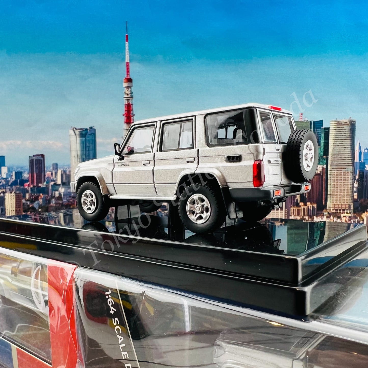 PARA64 1/64 Toyota Land Cruiser LC76 Silver Pearl LHD PA-55312