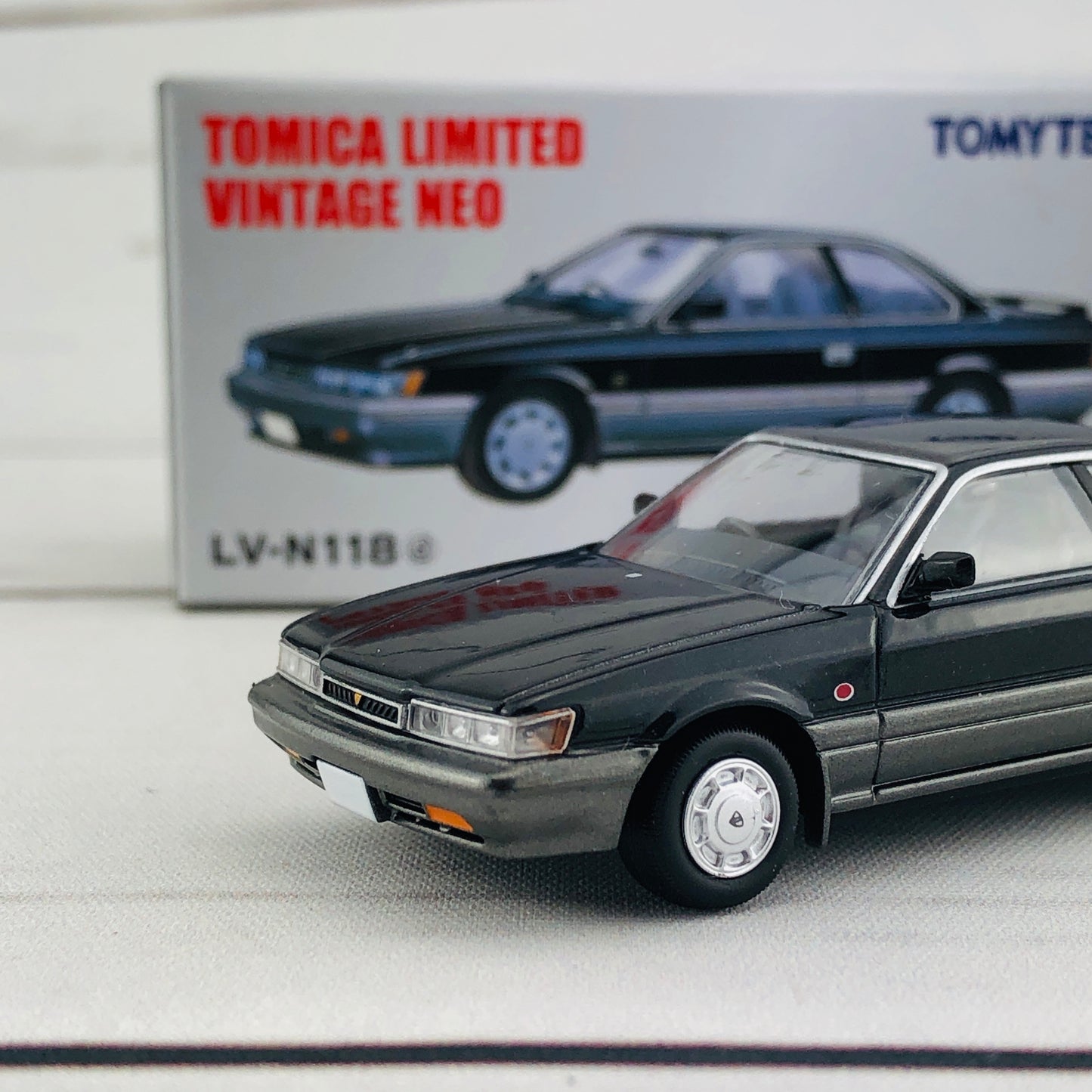 Tomica Limited Vintage 1/64 Nissan Leopard 2.0XS-II Black/Silver (1987) LV-N118d