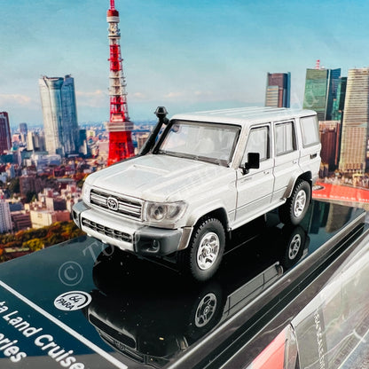 PARA64 1/64 Toyota Land Cruiser LC76 Silver Pearl LHD PA-55312