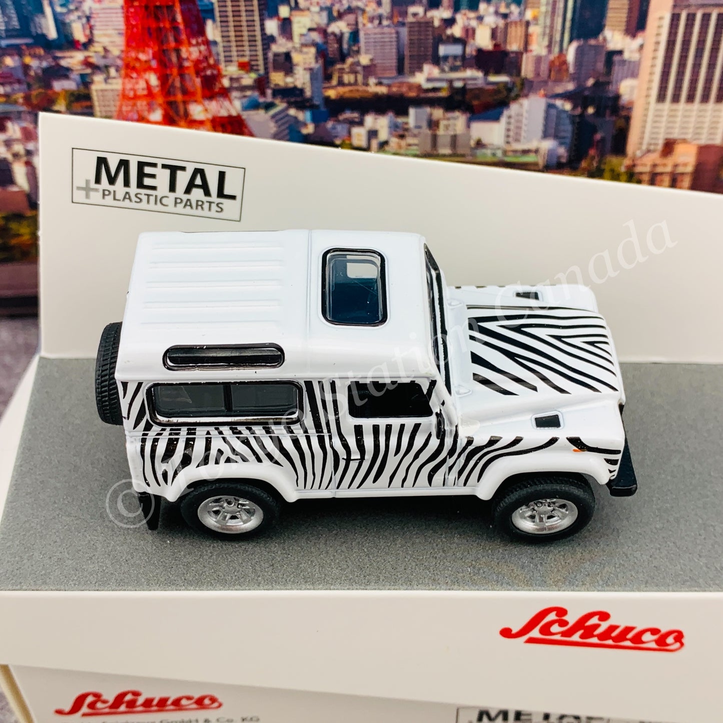 Schuco 1/64 Land Rover Defender Safari 452021800