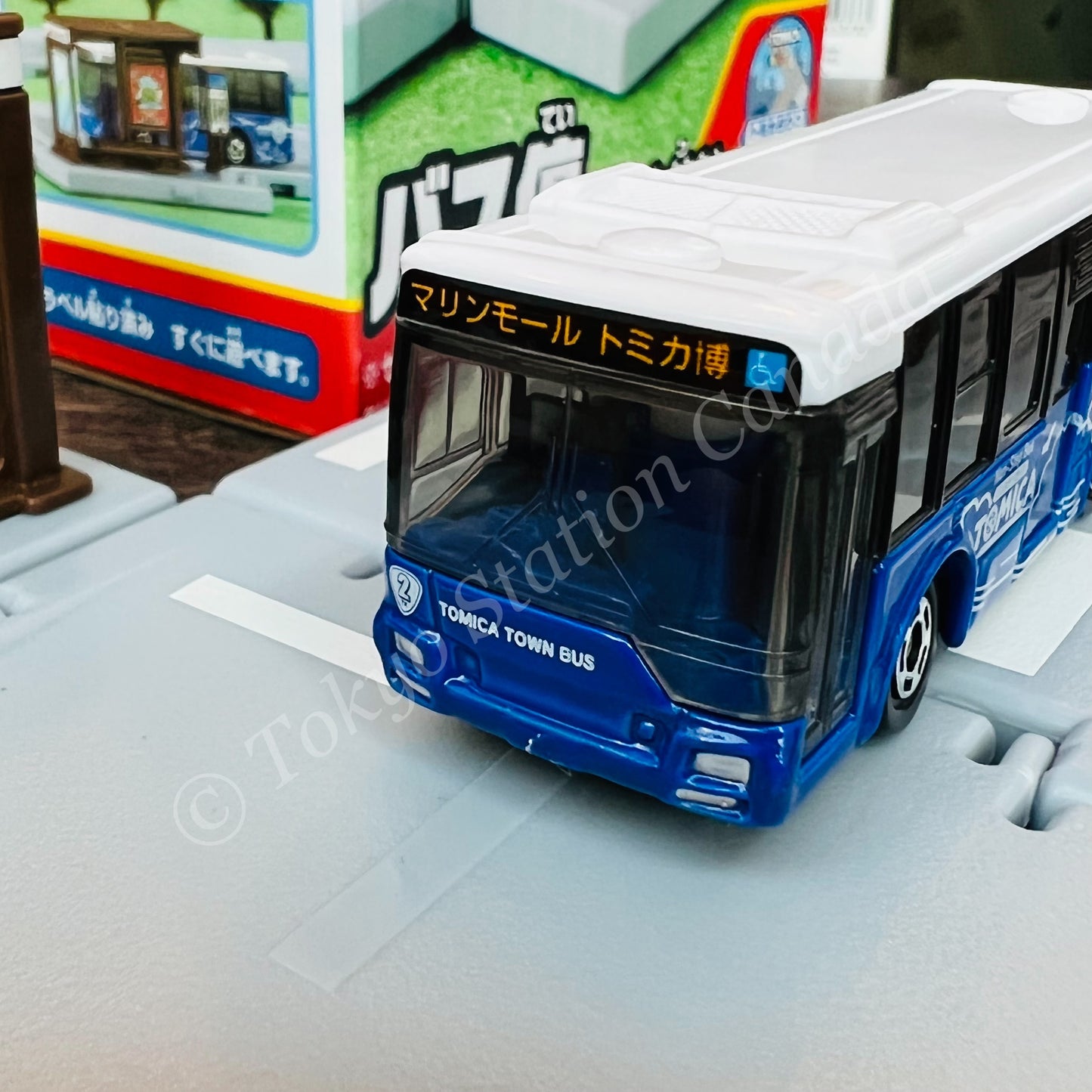 TAKARA TOMY Tomica Town Bus Stop with Tomica Bus (Mitsubishi Fuso Aero Star) 4904810209614