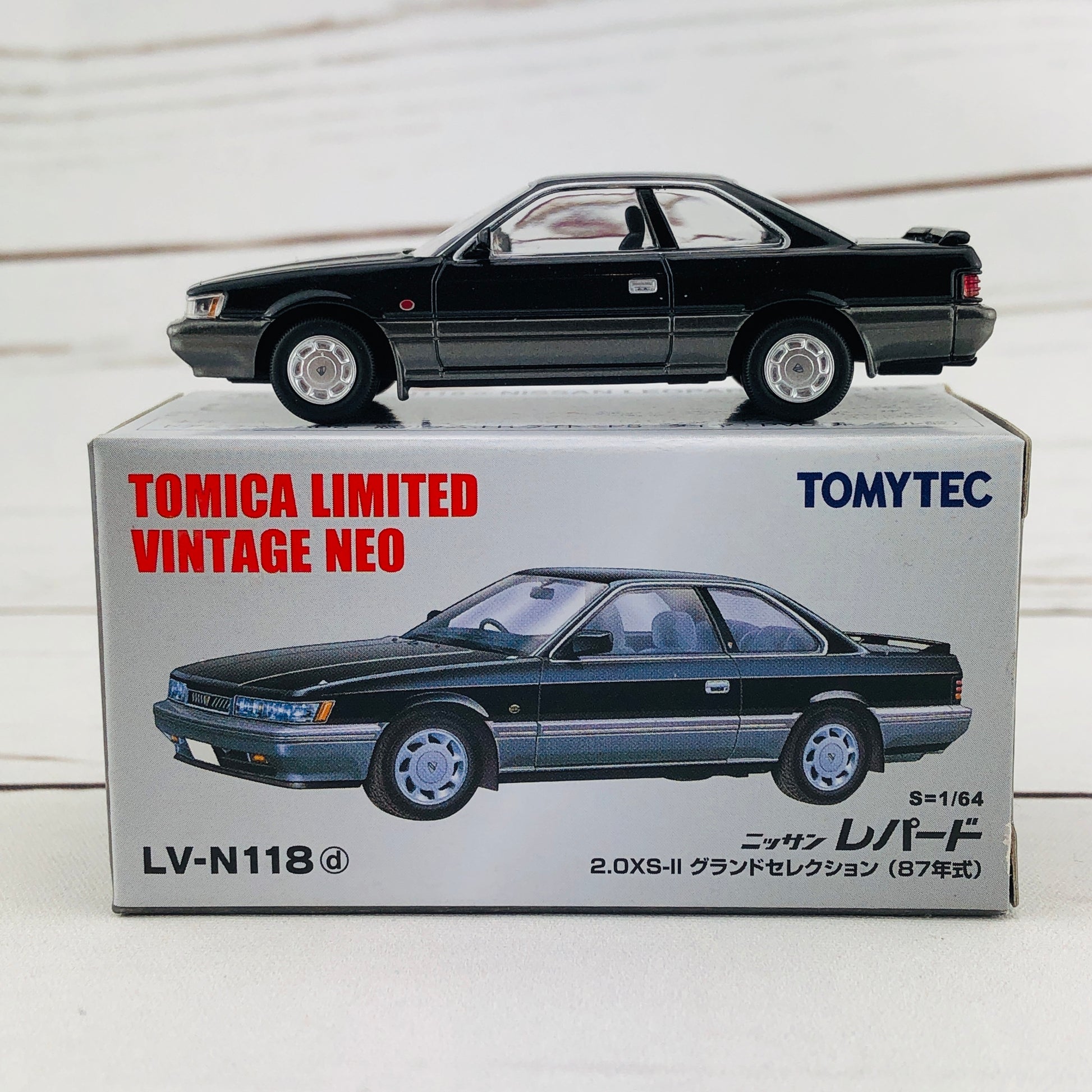 Tomica Limited Vintage 1/64 Nissan Leopard 2.0XS-II Black/Silver (1987) LV-N118d