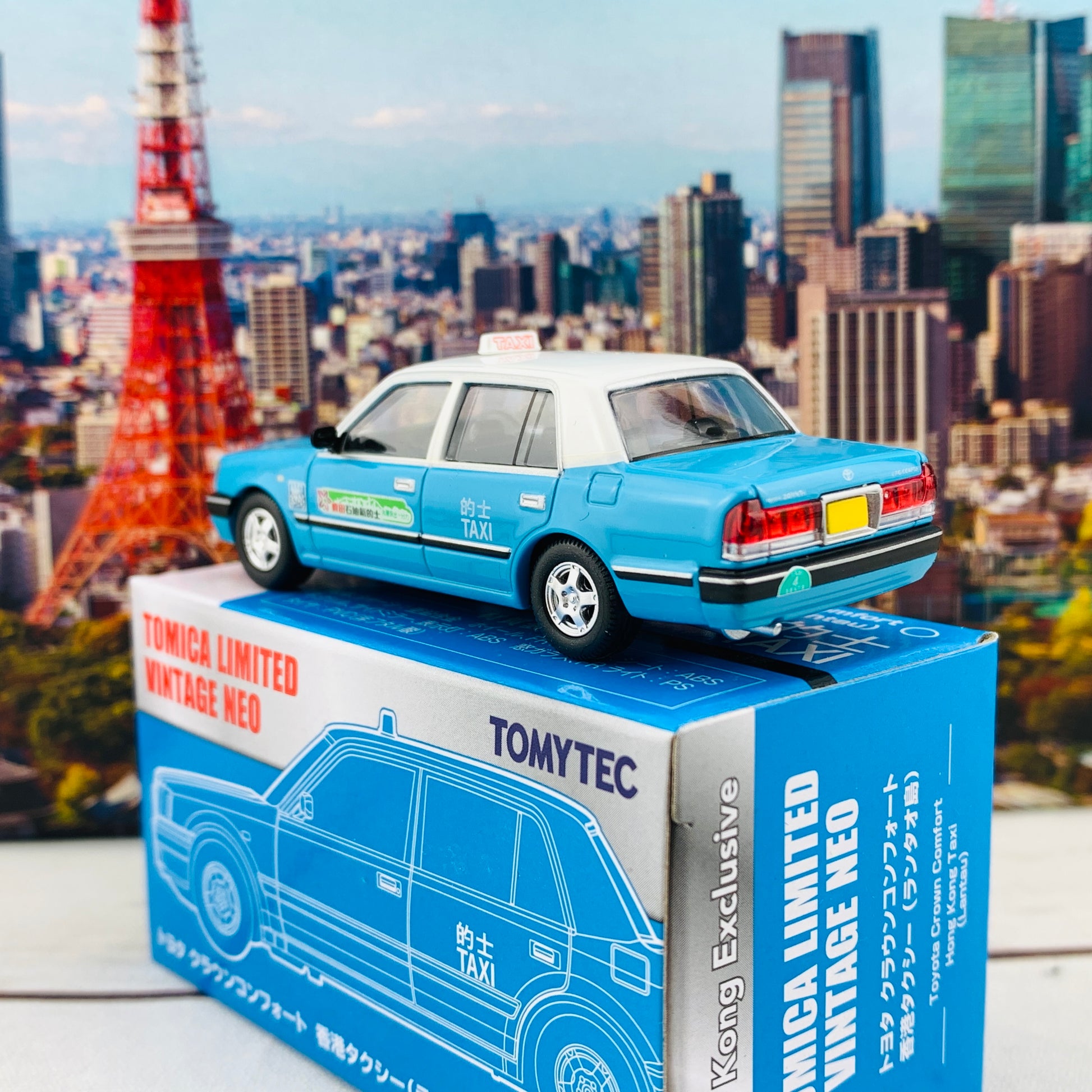 Tomytec Tomica Limited Vintage Neo 1/64 TOYOTA CROWN COMFORT HK TAXI LANTAU BLUE Hong Kong Exclusive