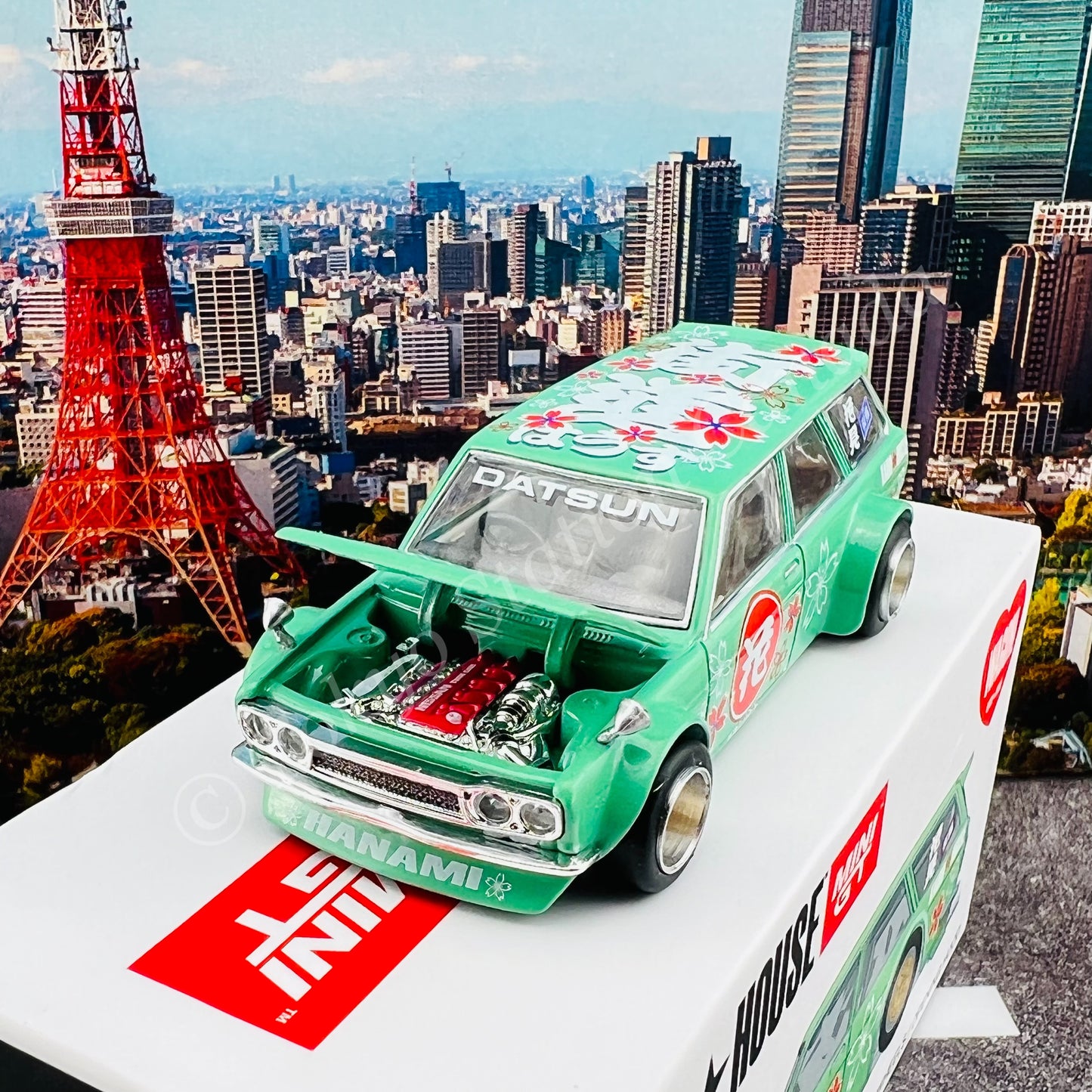 MINI GT x Kaido House 1/64 Datsun KAIDO 510 Wagon Hanami V2 LHD KHMG013