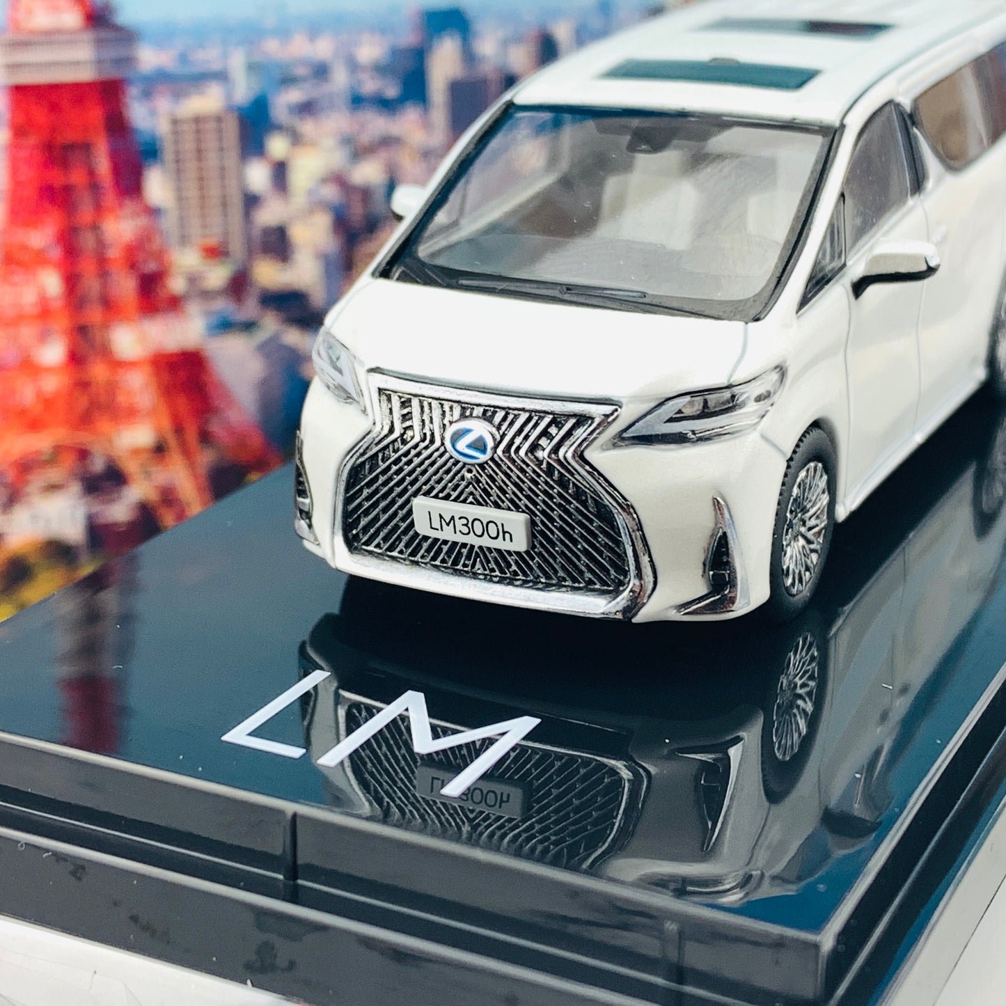 HOBBY JAPAN 1/64 LEXUS LM 300h HYBRID 4 SEATER WHITE with WHITE INTERIOR (LHD) HJ641022CAWW