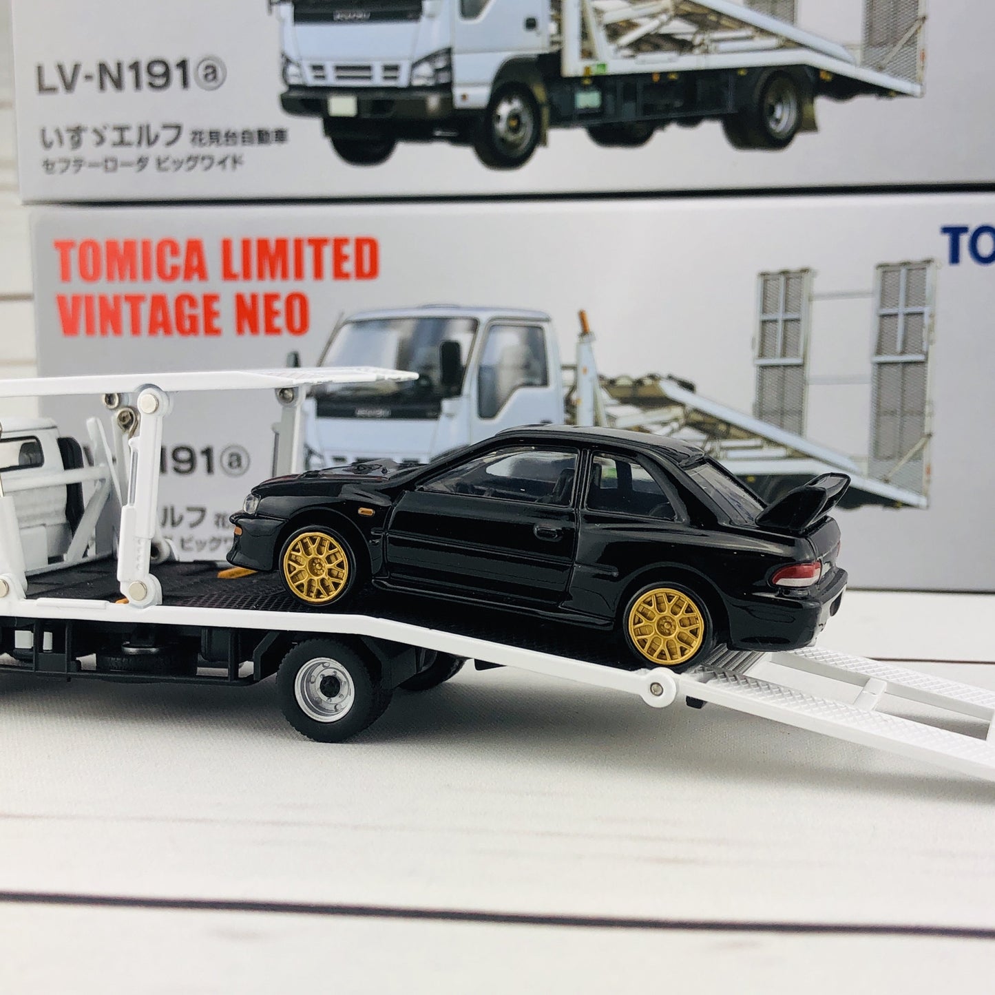 Tomica Limited Vintage Isuzu Elf Hanamidai Automobile Safety Loader Big Wide (White) LV-N191a