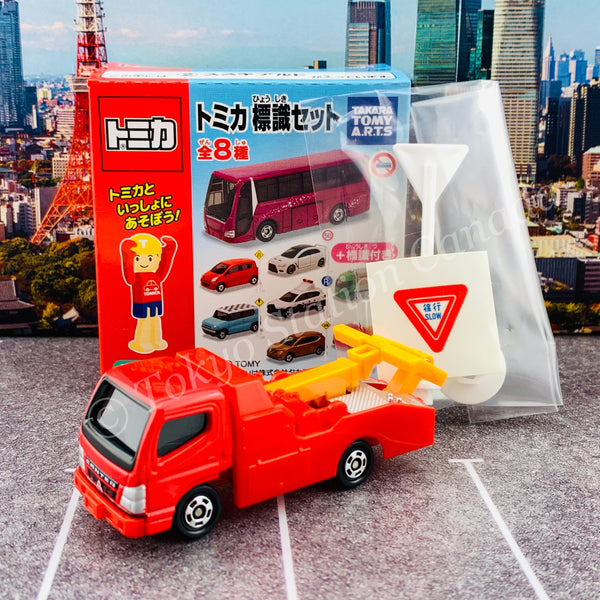 TAKARA TOMY A.R.T.S TOMICA Sign Set #8 - Mitsubishi FUSO CANTER Tow Truck with a road sign stand