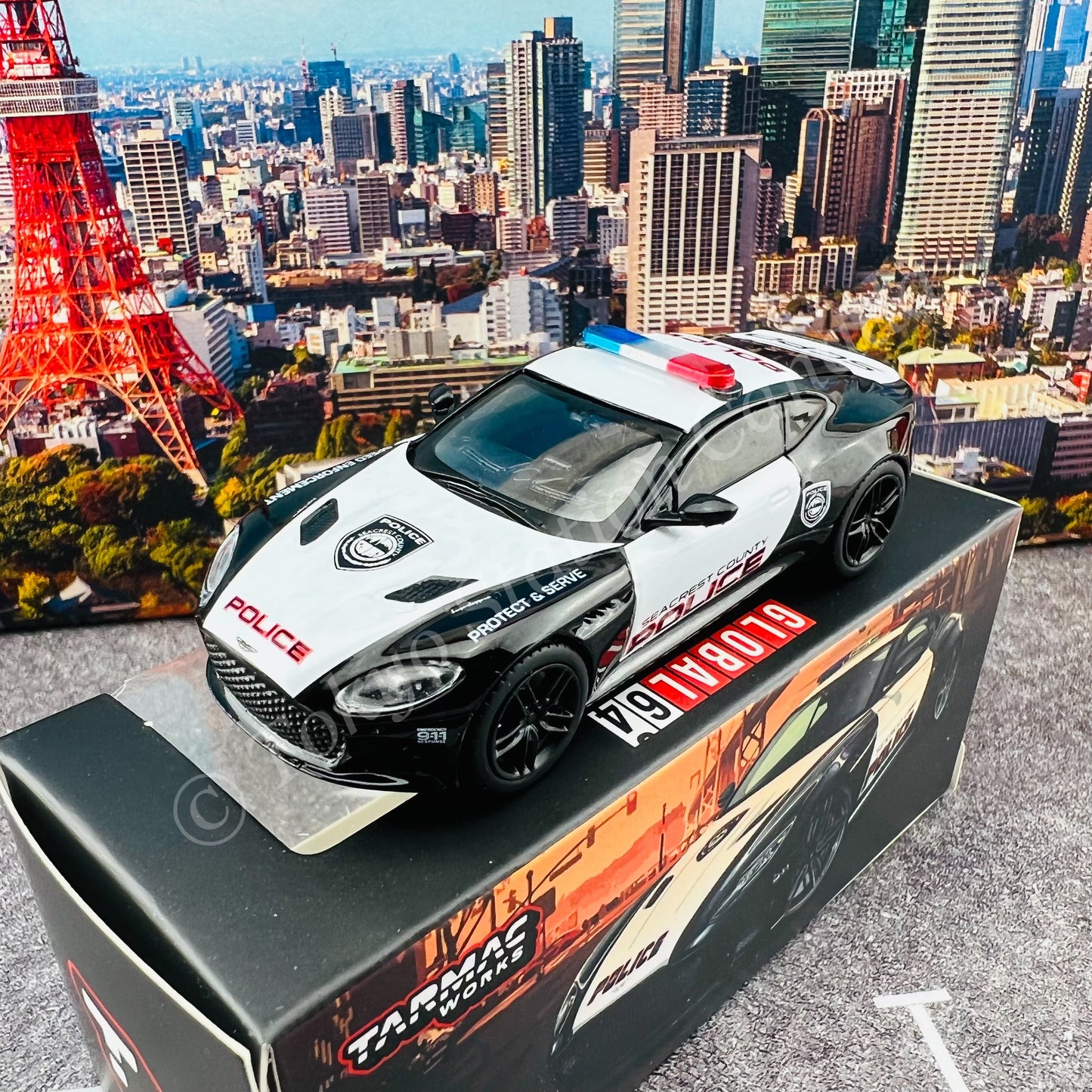 TARMAC WORKS GLOBAL64 1/64 Aston Martin DBS Superleggera Police Car T64G-004-PC