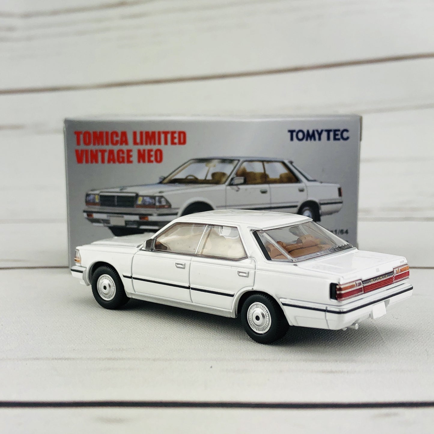 Tomica Limited Vintage 1/64 Nissan Gloria HT V20 Grandage White (1986) LV-N198a