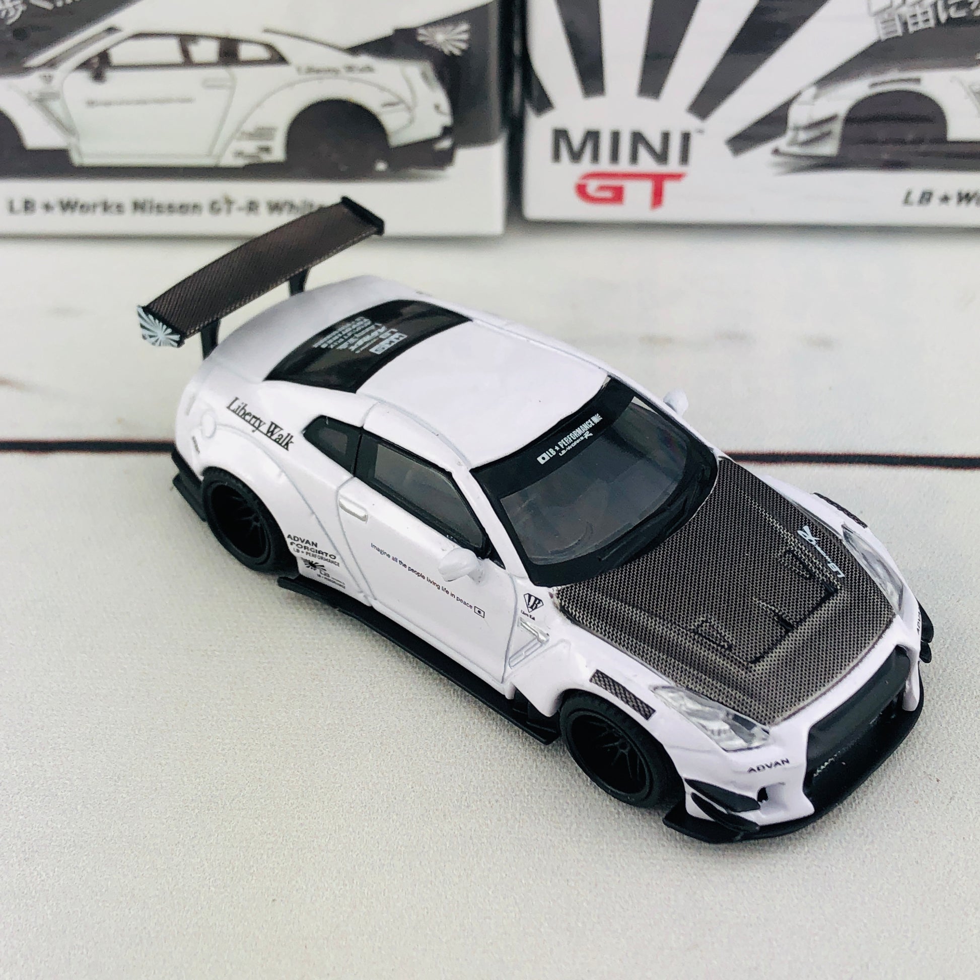 MINI GT 1/64 LB★WORKS Nissan GT-R R35 Type 2 Rear Wing ver 3 White RHD MGT00068-R