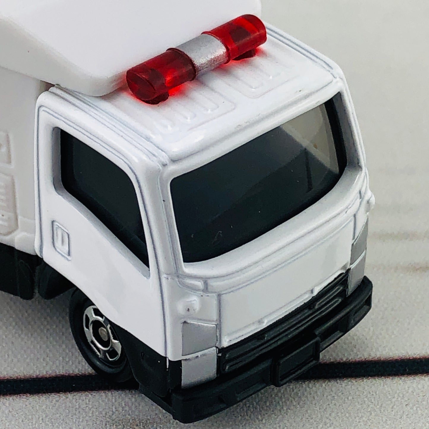 TOMICA 28 Isuzu Sign Car
