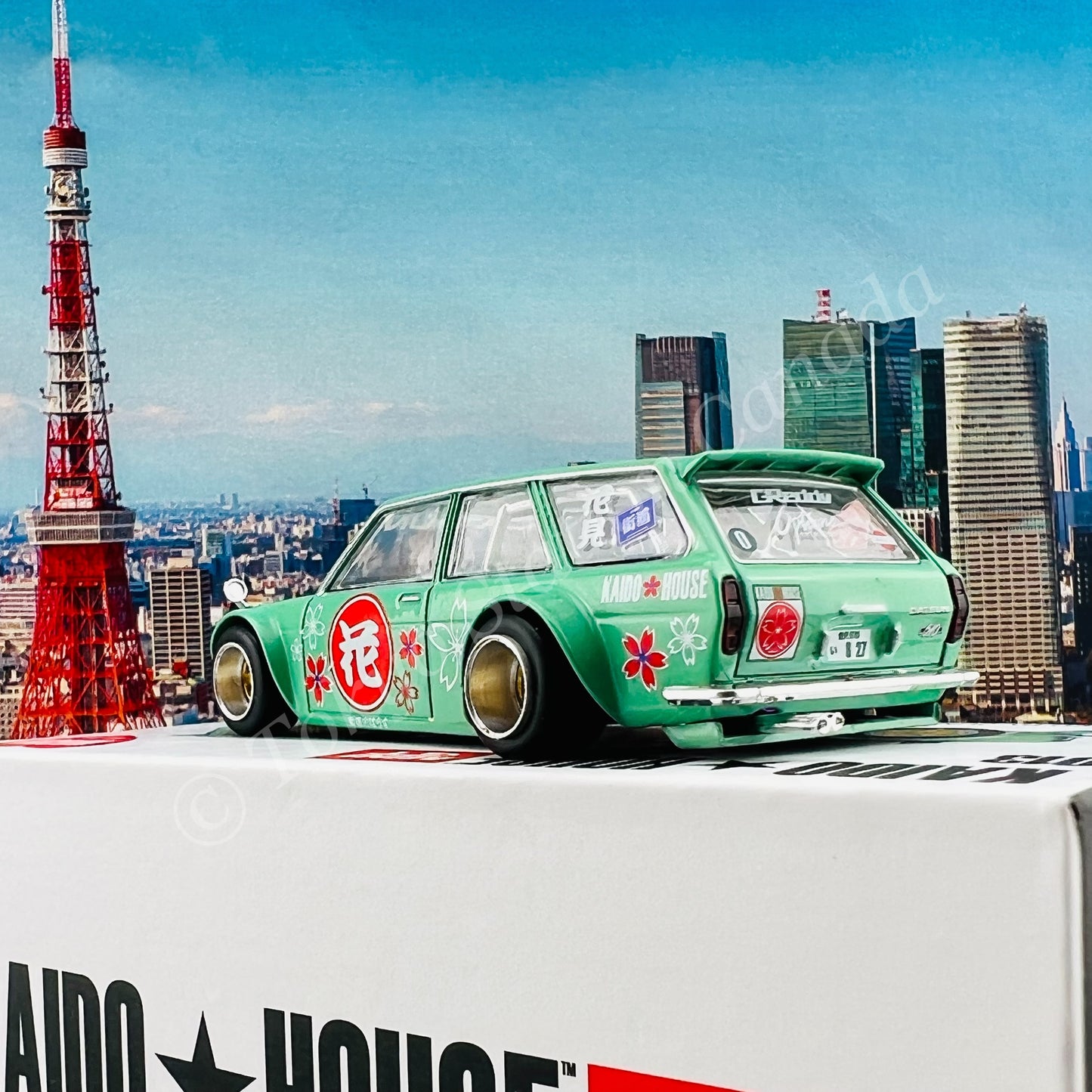 MINI GT x Kaido House 1/64 Datsun KAIDO 510 Wagon Hanami V2 LHD KHMG013