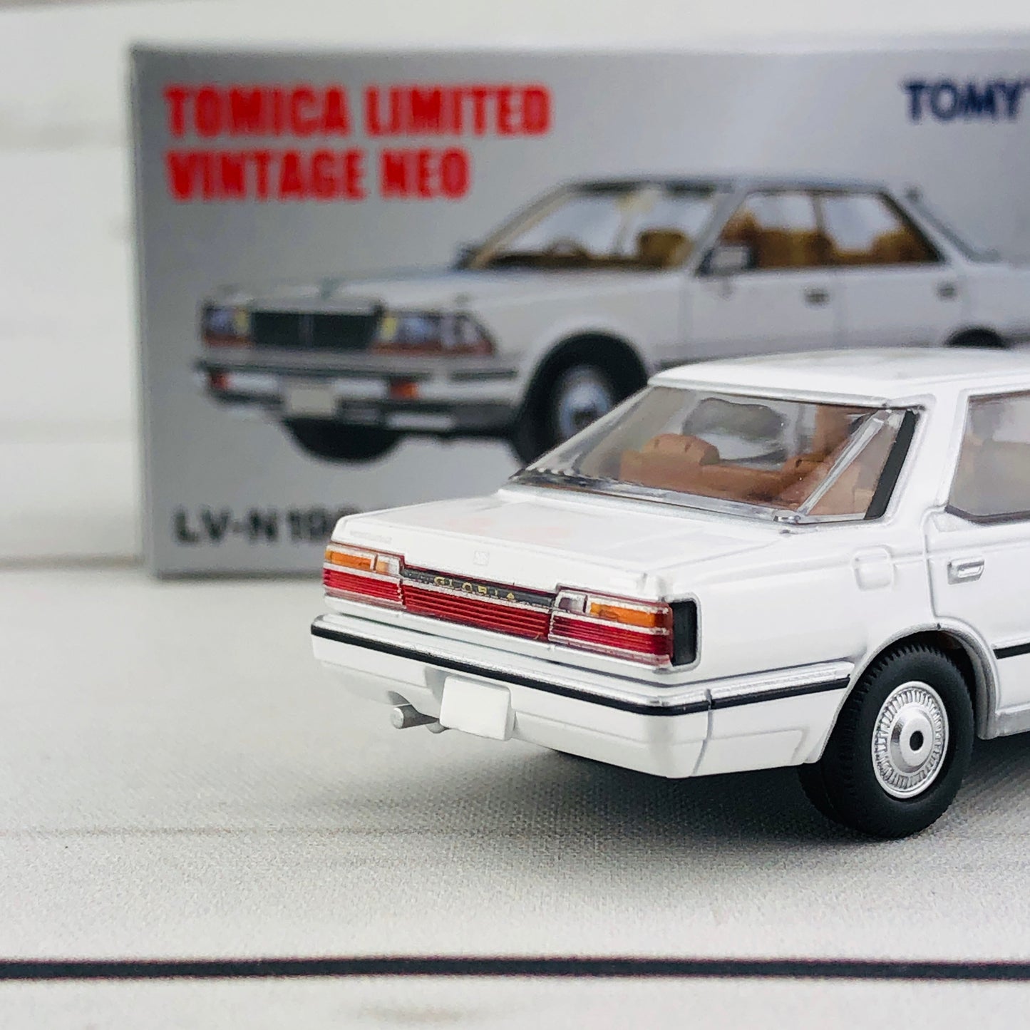 Tomica Limited Vintage 1/64 Nissan Gloria HT V20 Grandage White (1986) LV-N198a