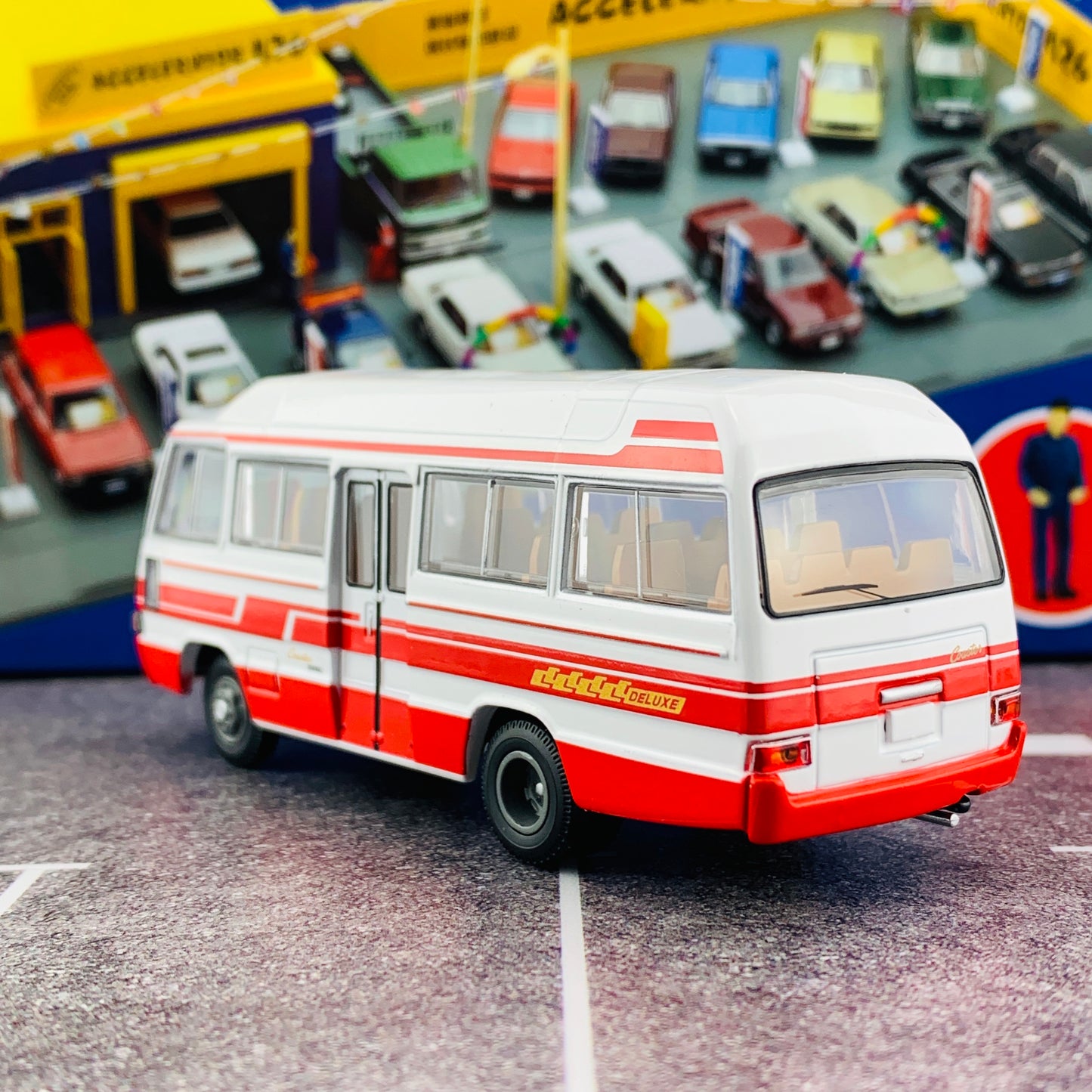 Tomica Limited Vintage 1/64 Toyota Coaster LV-184b (White/Red)