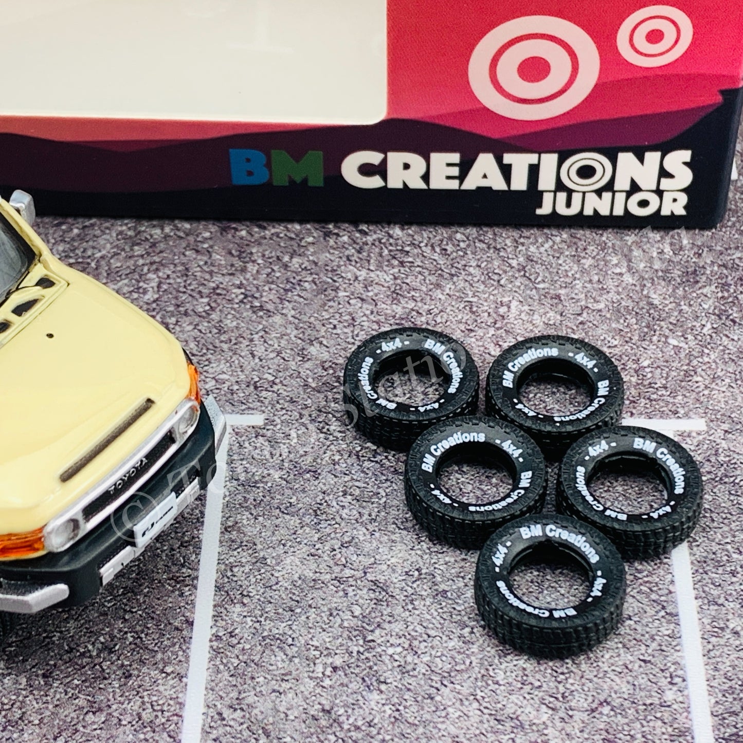 BM CREATIONS JUNIOR 1/64 Toyota 2015 FJ Cruiser - Ivory LHD 64B0137