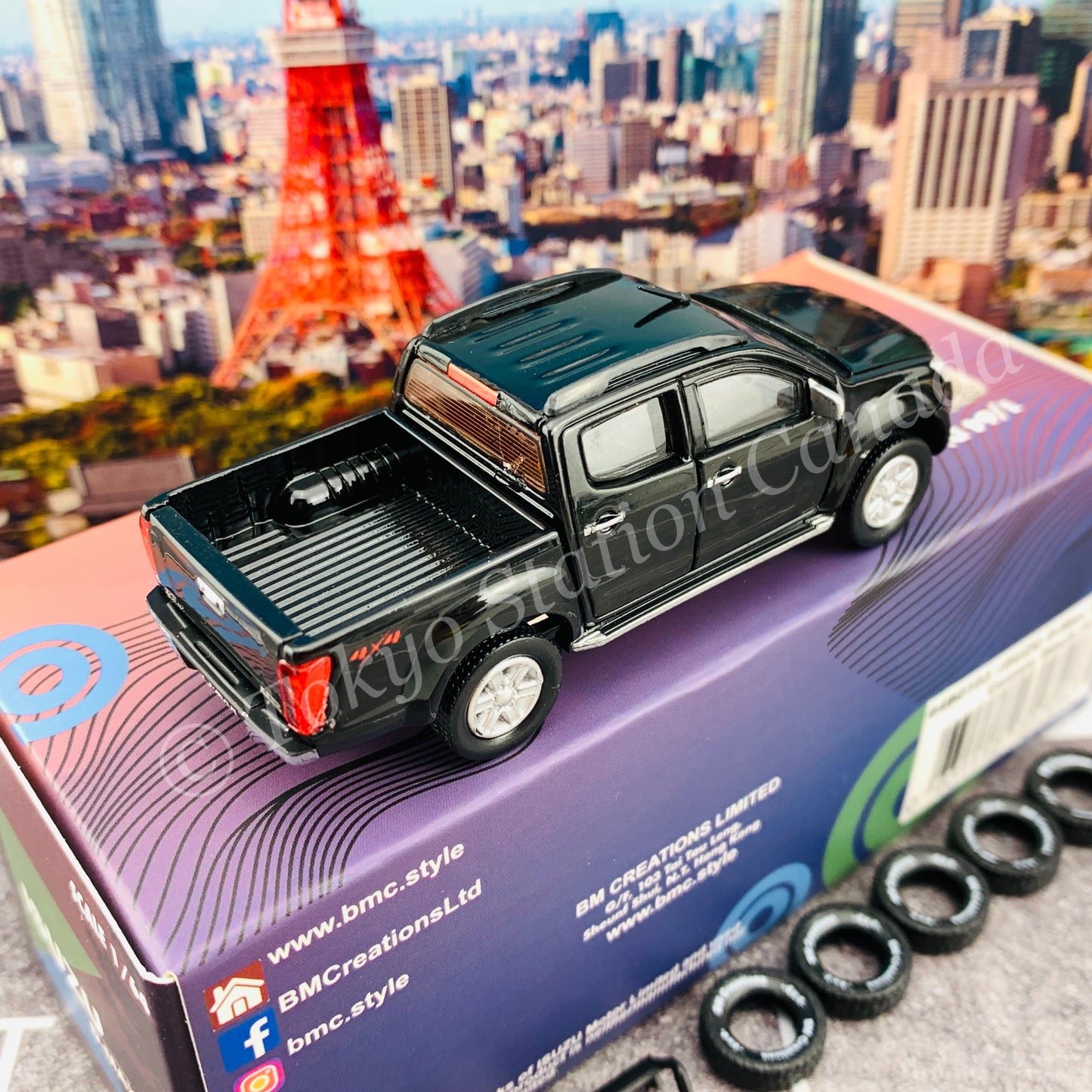 BM CREATIONS JUNIOR 1/64 ISUZU D-MAX 2016 Cosmic Black LHD with Extra Tires 64B0103