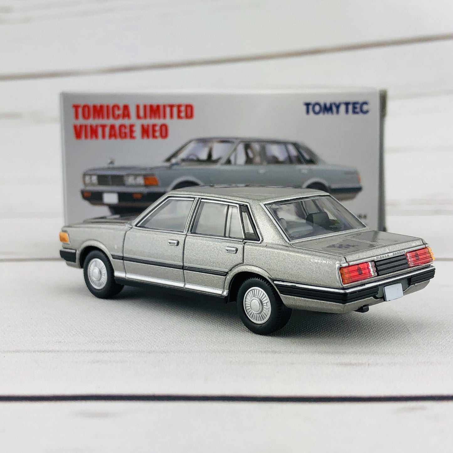 Tomica Limited Vintage 1/64 Nissan Cedric 200E Turbo (1981) LV-N112b