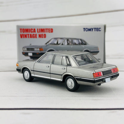 Tomica Limited Vintage 1/64 Nissan Cedric 200E Turbo (1981) LV-N112b