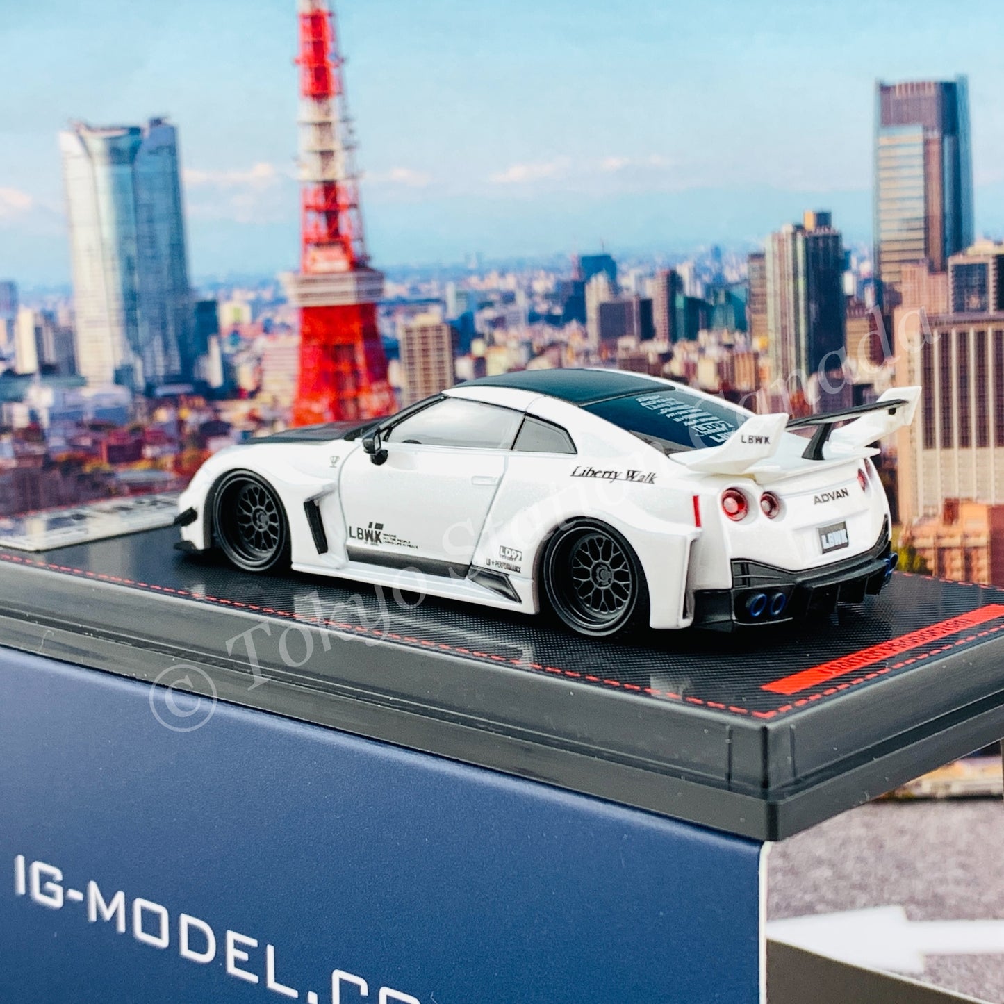 Ignition Model 1/64 LB-Silhouette WORKS GT Nissan 35GT-RR Pearl White With Mr. Kato metal figurine IG2388