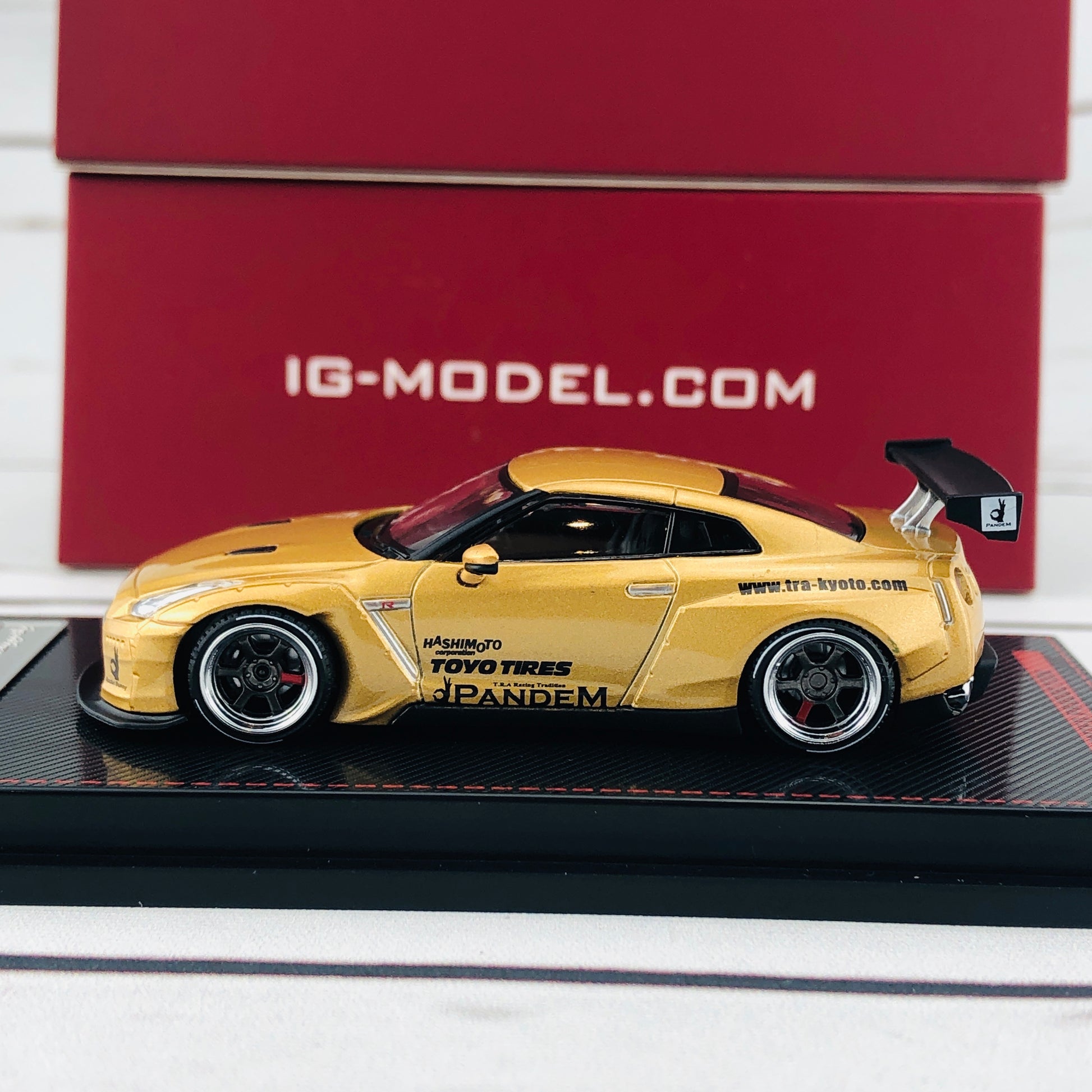 Ignition Model 1/64 Pandem R35 GTR Gold 1744