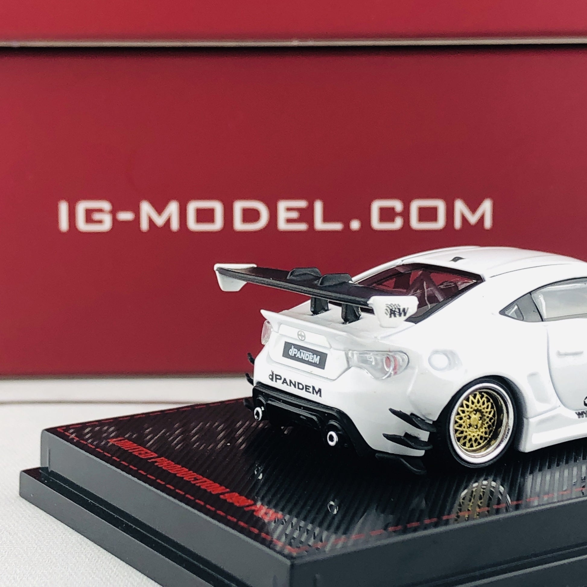 Ignition Model 1/64 Pandem Toyota 86 V3 White 1402