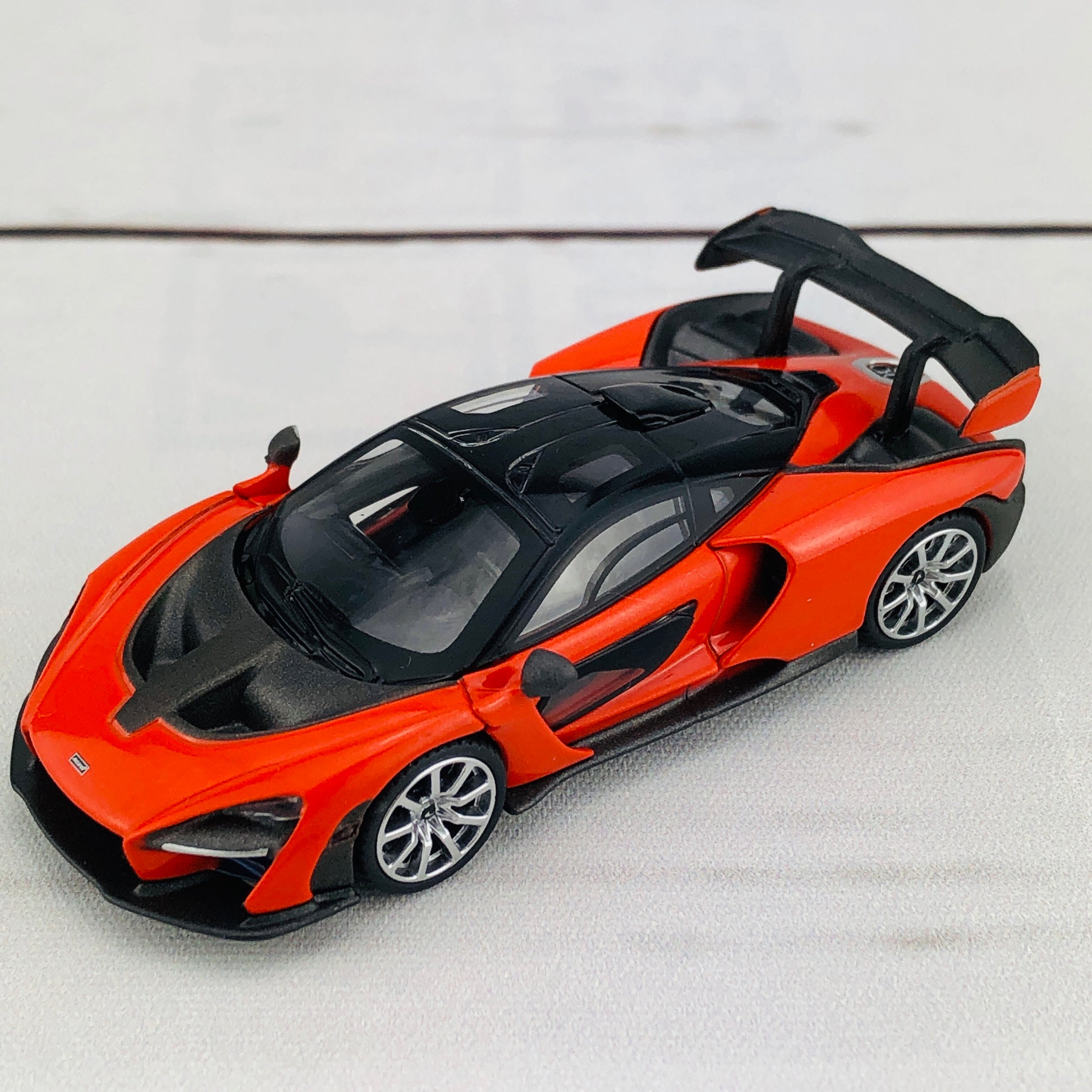 MINI GT McLaren Senna Mira Orange LHD MGT00018-R