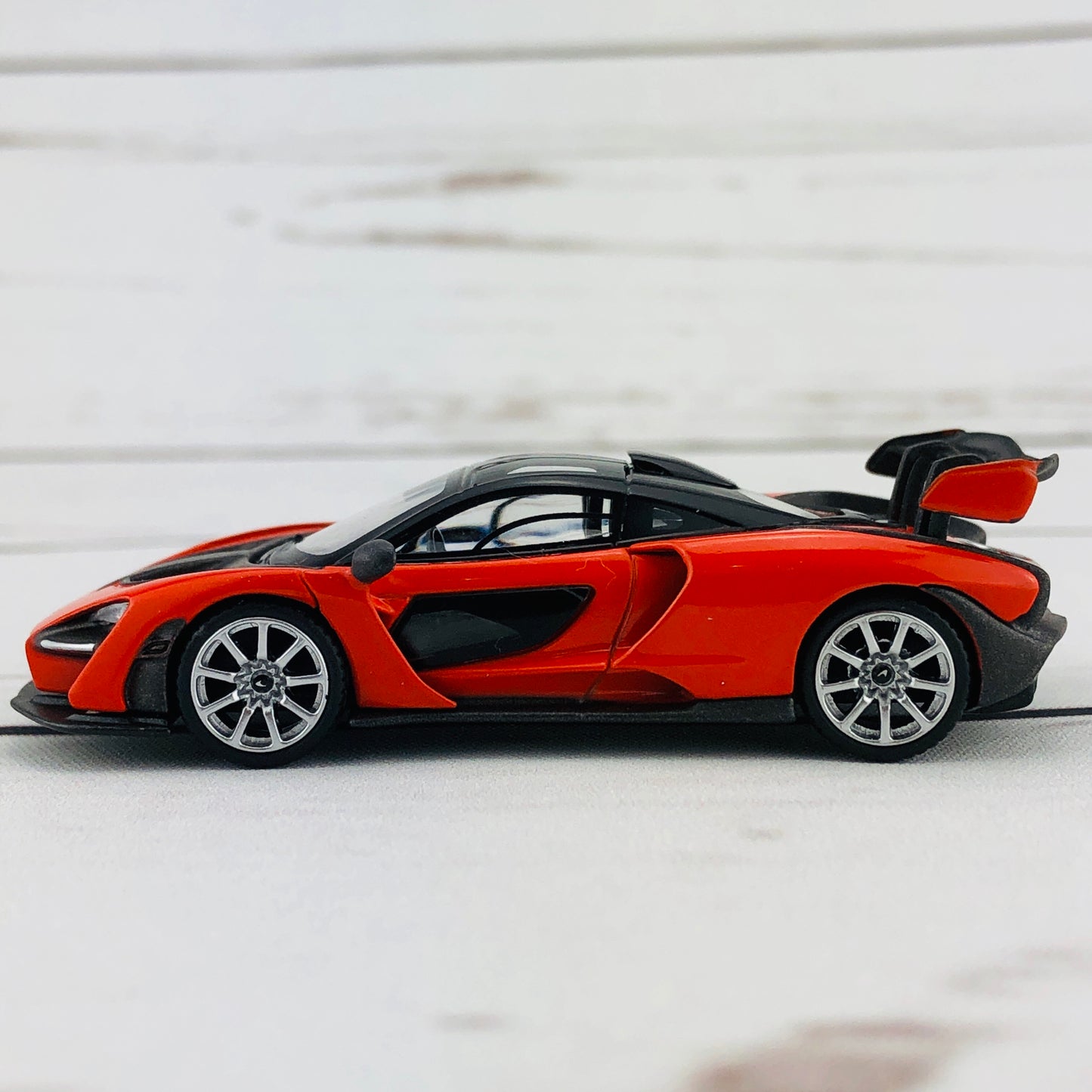 MINI GT McLaren Senna Mira Orange LHD MGT00018-L