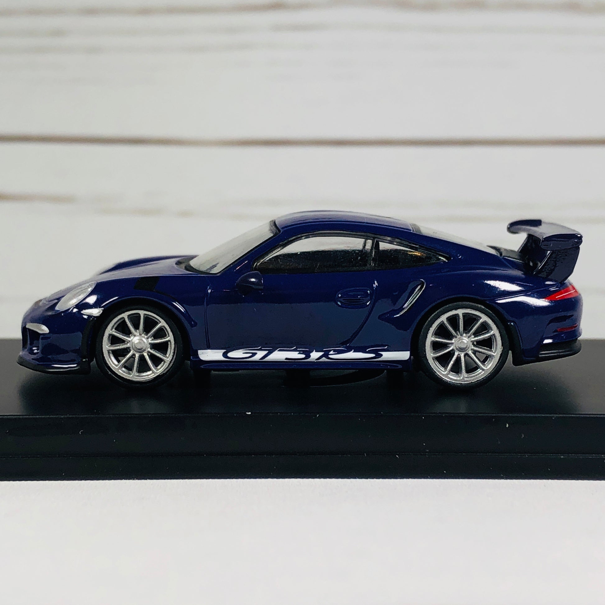 Spark 1/64 Porsche 911 GT3 RS 2016 Ultra Violet Y072