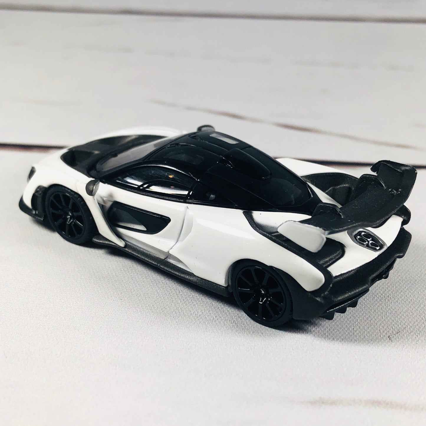 MINI GT McLaren Senna White RHD (Hong Kong Exclusive) MGT00019-R