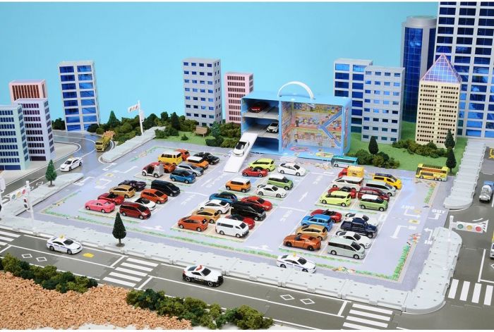 TOMICA SHOPPING MALL & LARGE PARKING LOT